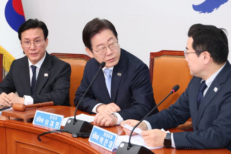 박찬대 원내대표와 대화하는 이재명 대표 (서울=연합뉴스) 김주성 기자 = 더불어민주당 이재명 대표와 박찬대 원내대표가 19일 서울 여의도 국회에서 열린 최고위원회의에서 대화하고 있다. 2025.2.19 utzza@yna.co.kr (끝)