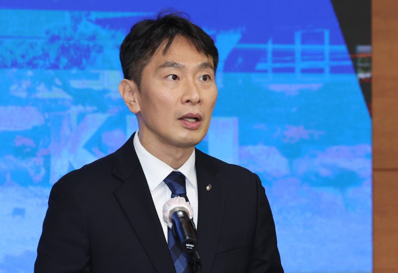 이복현 금융감독원장이 13일 오전 서울 종로구 한국금융연수원에서 열린 사외이사 양성 및 역량 강화를 위한 업무협약식에서 인사말을 하고 있다. 2025.2.13/뉴스1 ⓒ News1 장수영 기자