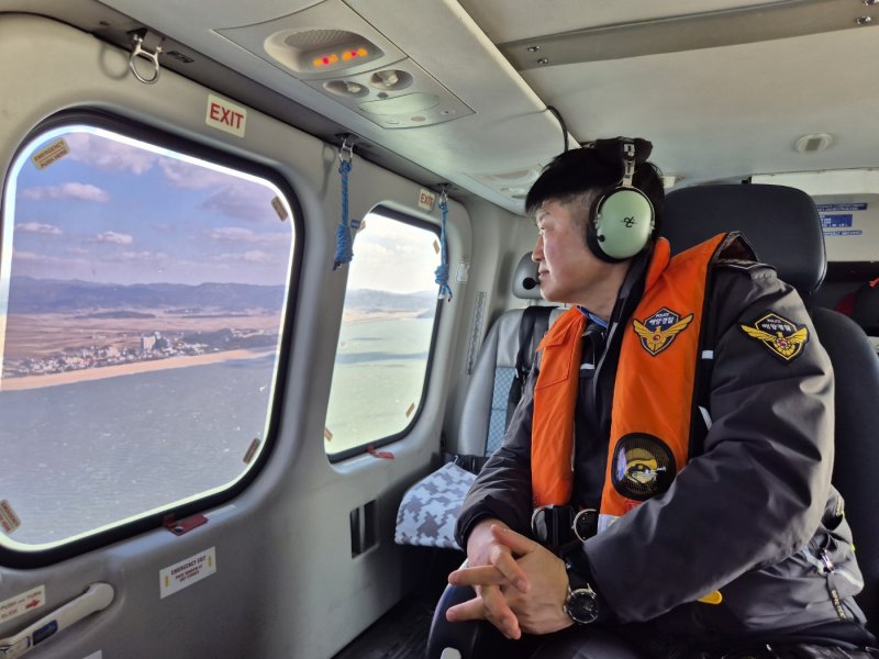[인천=뉴시스] 오상권 중부해경청장이 인천회전익 항공기(AW-139)에 탐승해 중부 해역을 항공순찰하고 있다. (사진=중부해양경찰청 제공) 2025.02.19. photo@newsis.com