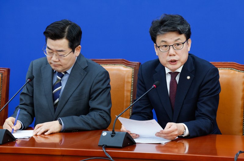 진성준 더불어민주당 정책위의장이 18일 오전 서울 여의도 국회에서 열린 원내대책회의에 참석해 모두 발언하고 있다. 2025.2.18/뉴스1 ⓒ News1 안은나 기자