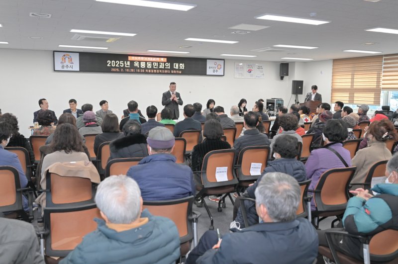 [공주=뉴시스] 최원철 공주시장이 시민들에게 이야기하고 있다.(사진=공주시 제공) 2025.02.19. photo@newsis.com *재판매 및 DB 금지