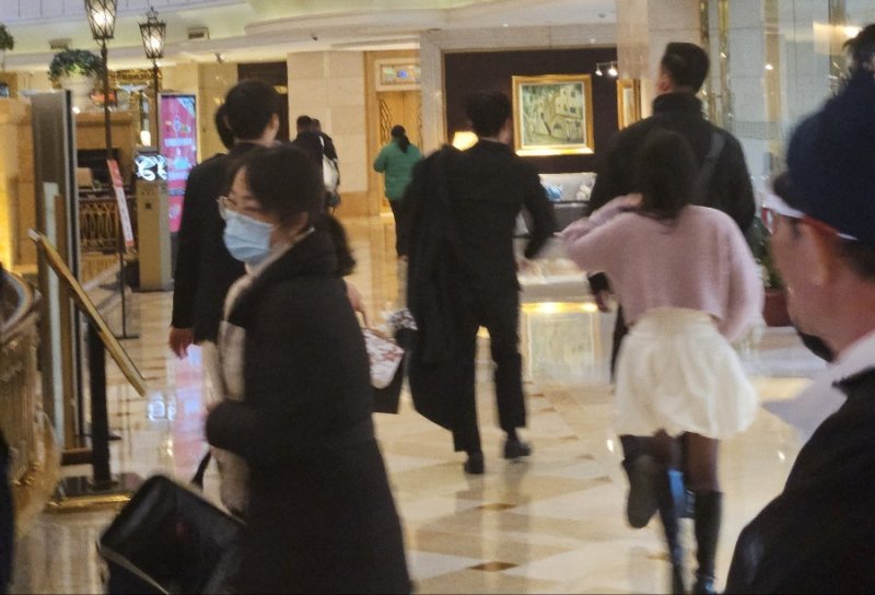 한국 기사들에게 선물을 전달하는 중국 바둑 팬의 모습. /뉴스1 ⓒ 뉴스1 김도용 기자
