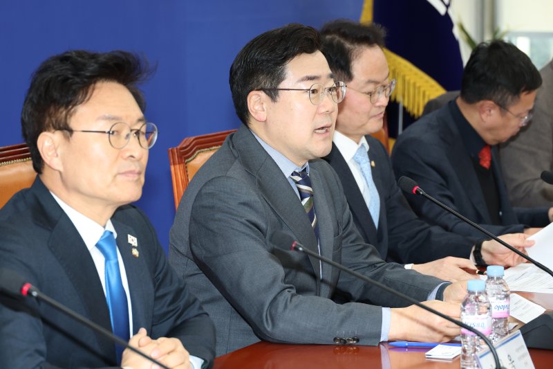 박찬대 더불어민주당 원내대표가 18일 오후 서울 여의도 국회에서 열린 제5차 민생경제회복단 AI,반도체, 바이오 등 혁신산업 육성과 위기산업 지원 위한 추경예산 간담회에서 발언하고 있다. 2025.2.18/뉴스1 ⓒ News1 이광호 기자