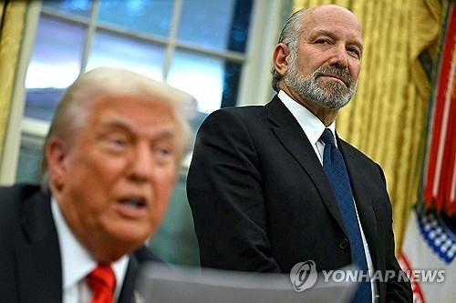 트럼프(왼쪽)와 러트닉(오른쪽) (출처=연합뉴스)