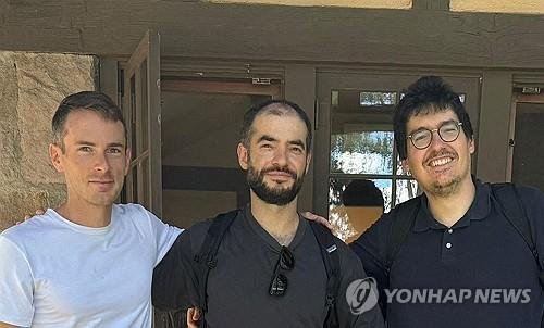 수츠케버(가운데)와 세이프 슈퍼인텔리전스 공동 창업자 (출처=연합뉴스)