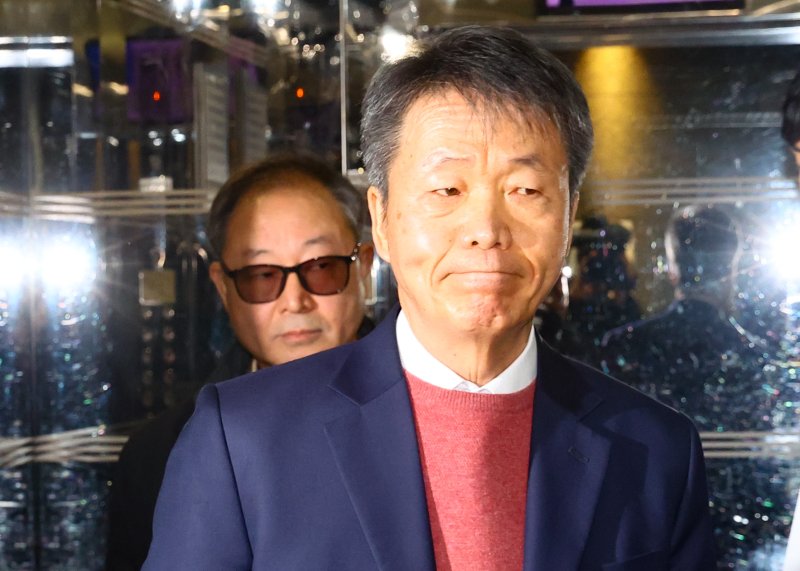 [서울=뉴시스] 황준선 기자 = 김용원(앞) 군인권보호관 겸 군인권소위 상임위원과 한석훈 군인권소위 위원이 18일 오전 서울 중구 국가인권위원회에서 열린 임시 군인권보호위원회(군인권소위)에 참석하고 있다. 임시 군인권보호위원회는 이날 12·3 계엄 사태에 가담한 혐의로 구속기소된 장군(여인형 전 방첩사령관, 문상호 전 국군정보사령관, 곽종근 전 특수전사령관, 이진우 전 수도방위사령관) 4명이 제기한 긴급구제 안건을 논의한다. 2025.02.18. hwang@newsis.com