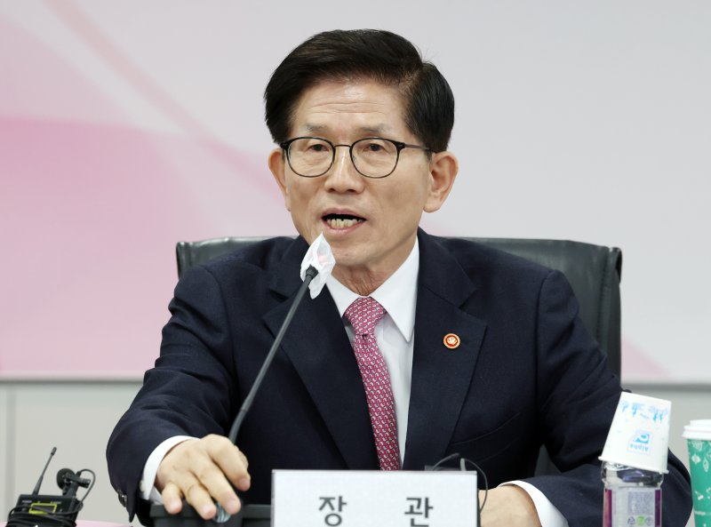 [서울=뉴시스] 이영환 기자 = 김문수 고용노동부 장관이 지난 17일 오후 서울 영등포구 중소기업중앙회에서 열린 고용노동부 장관 초청 중소기업인 간담회에서 인사말을 하고 있다. 2025.02.17. 20hwan@newsis.com