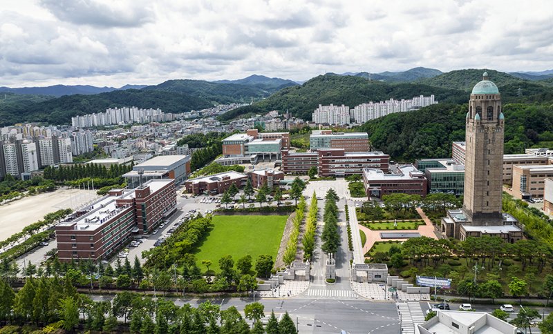 대전과학기술대학교 2025학년도 신입생 가운데 89세 고령 입학자와 부부 동반 입학생이 있어 화제를 모으고 있다.