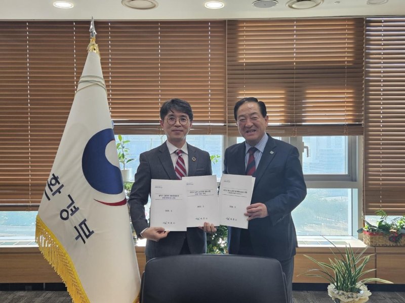 지난 17일 김완섭 환경부장관과 만난 이병선 속초시장(오른쪽) (출처=연합뉴스)