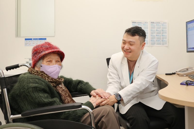 [서울=뉴시스]김강민 중앙대광명병원 심장혈관흉부외과 교수와 ‘승모판막 치환술(MVR)’과 ‘좌심방이 폐색술(LAAIO)’을 받은 90대 환자. (사진= 중앙대광명병원 제공) 2025.12.19. photo@newsis.com