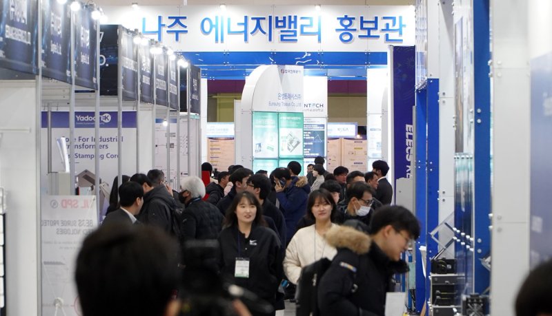 서울 코엑스에서 열린 나주 에너지밸리 '2025수도권투자유치로드쇼' 홍보관이 방문객으로 북적이고 있다. (사진=나주시 제공) photo@newsis.com