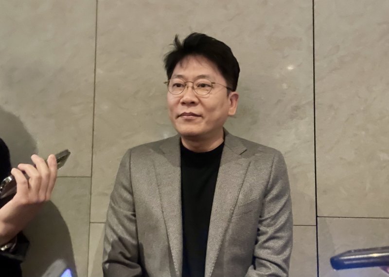 취재진 질문에 답변하는 김동명 LG에너지솔루션 최고경영자(CEO) (출처=연합뉴스)