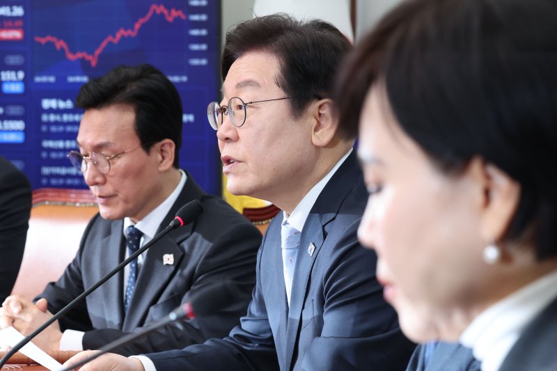 [서울=뉴시스] 권창회 기자 = 이재명 더불어민주당 대표가 19일 오전 서울 여의도 국회에서 열린 최고위원회의에서 발언하고 있다. 2025.02.19. kch0523@newsis.com