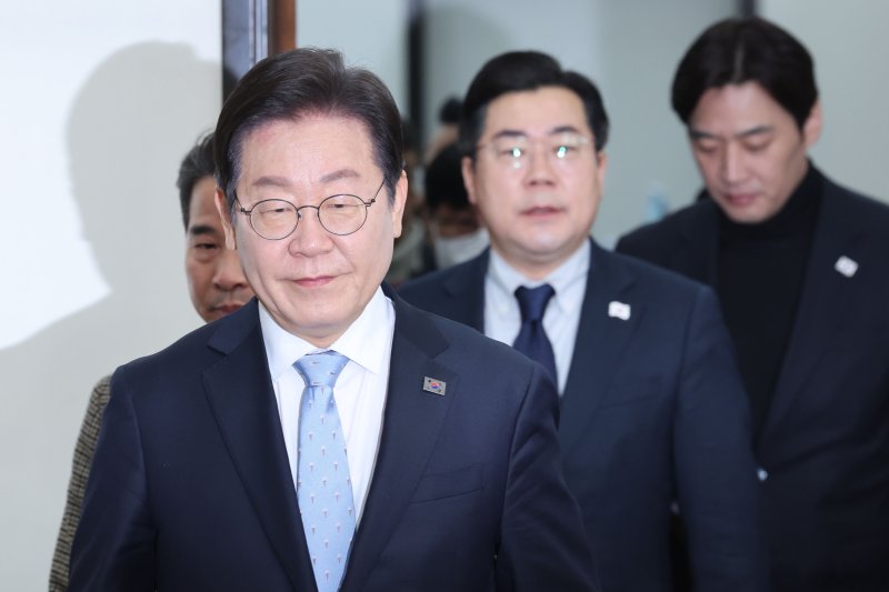 [서울=뉴시스] 권창회 기자 = 이재명 더불어민주당 대표가 19일 오전 서울 여의도 국회에서 열린 최고위원회의에 참석하고 있다. 2025.02.19. kch0523@newsis.com