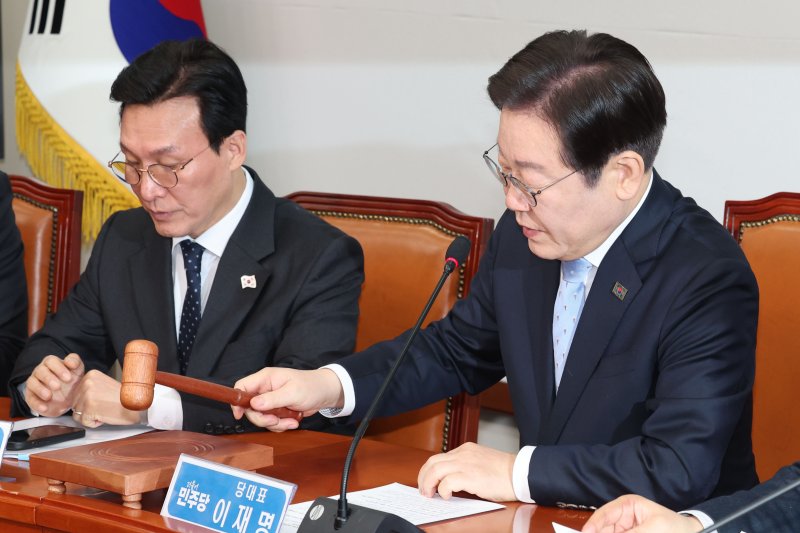 [서울=뉴시스] 권창회 기자 = 이재명 더불어민주당 대표가 19일 오전 서울 여의도 국회에서 열린 최고위원회의에서 의사봉을 두드리고 있다. 2025.02.19. kch0523@newsis.com