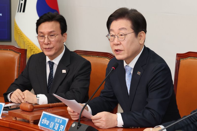 [서울=뉴시스] 권창회 기자 = 이재명 더불어민주당 대표가 19일 오전 서울 여의도 국회에서 열린 최고위원회의에서 발언하고 있다. 2025.02.19. kch0523@newsis.com