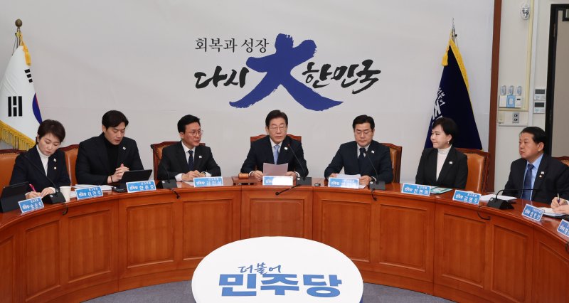 [서울=뉴시스] 권창회 기자 = 이재명 더불어민주당 대표가 19일 오전 서울 여의도 국회에서 열린 최고위원회의에서 발언하고 있다. 2025.02.19. kch0523@newsis.com