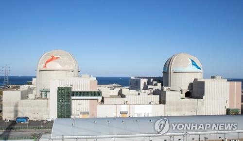 최신 한국형 원전인 신한울원전 1호기(왼쪽)와 2호기 (출처=연합뉴스)