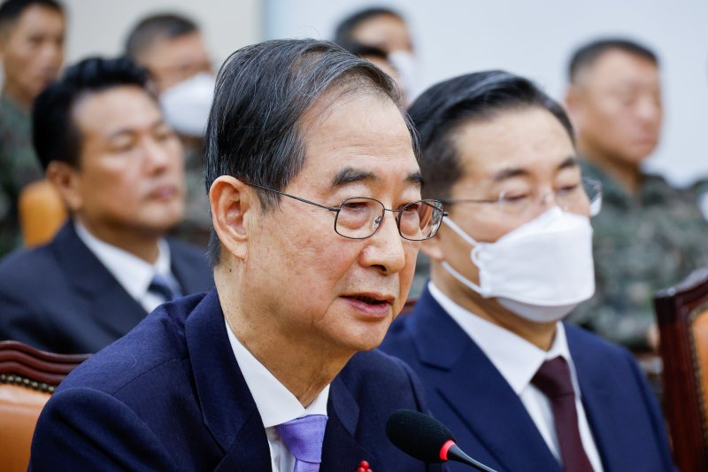 한덕수 국무총리가 22일 오전 서울 여의도 국회에서 열린 윤석열 정부의 비상계엄 선포를 통한 내란 혐의 진상규명 국정조사 1차 청문회에 출석해 의원 질의에 답하고 있다. 2025.1.22/뉴스1 ⓒ News1 안은나 기자