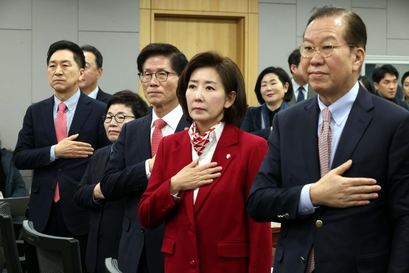 [서울=뉴시스] 조성봉 기자= 김문수 고용노동부 장관을 비롯한 참석자들이 19일 오전 서울 여의도 국회 의원회관 세미나실에서 열린 2030·장년 모두 Win-Win하는 노동개혁 대토론회에서 국민의례를 하고 있다. 오른쪽부터 권영세 국민의힘 비상대책위원장, 나경원 의원, 김 장관, 임이자, 김기현 의원. 2025.02.19. suncho21@newsis.com