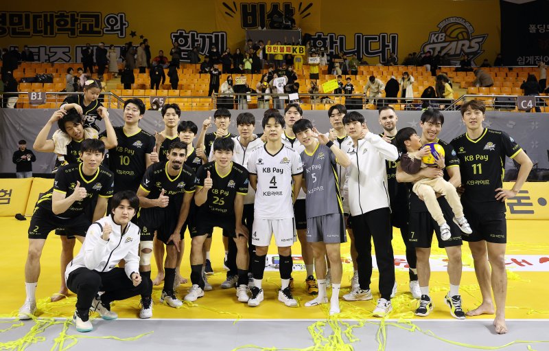 경민대에서 열린 홈경기에서 7전 전승을 기록 중인 KB손해보험. (KB손해보험 제공)