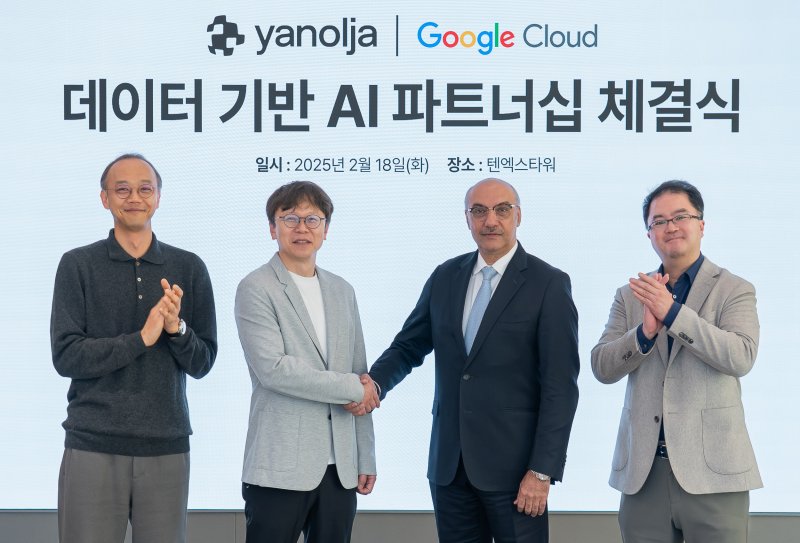 지난 18일 경기 성남시 텐엑스타워 야놀자 신사옥에서 열린 데이터기반 AI 파트너십을 체결한 후 참석자들이 기념촬영을 하고 있다. 왼쪽부터 장정식 야놀자 야놀자클라우드 CTO, 이준영 야놀자그룹 기술총괄, 카란 바좌 구글 클라우드 아시아태평양 지역총괄, 지기성 구글 클라우드 코리아 사장. 야놀자 제공