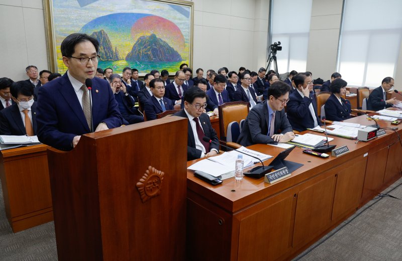 한기정 공정거래위원장이 19일 서울 여의도 국회에서 열린 정무위원회 제422회국회(임시회) 제2차 전체회의에 출석해 업무보고를 하고 있다. 2025.2.19/뉴스1 ⓒ News1 안은나 기자