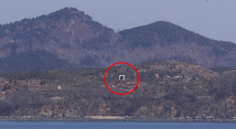 [인천=뉴시스] 김동영 기자 = 23일 오후 인천 강화군 송해면에서 바라본 북한 황해도 개풍군의 야산에 대남 확성기가 설치돼 있다. 2025.01.23. dy0121@newsis.com