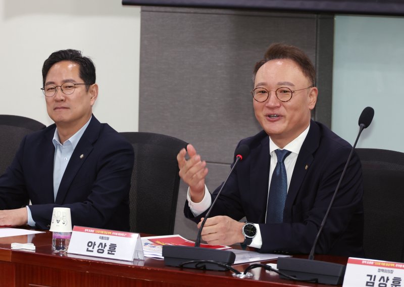 [서울=뉴시스] 고승민 기자 = 안상훈 국민의힘 의원이 23일 서울 여의도 국회 의원회관에서 열린 '22대 국회 연금개혁, 무엇을 해야하나' 정책 토론회에서 개회사를 하고 있다. 2024.08.23. kkssmm99@newsis.com