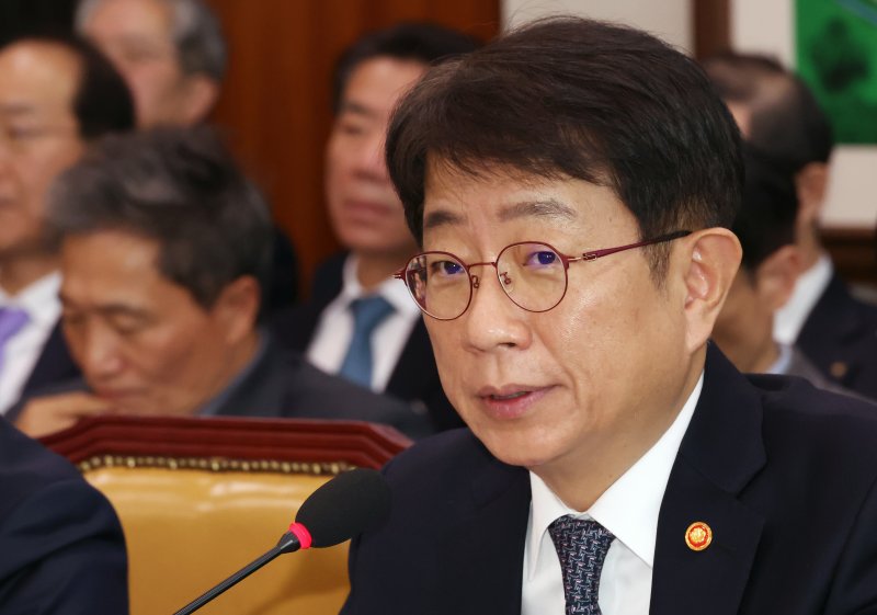 [서울=뉴시스] 조성우 기자 = 박상우 국토교통부 장관이 18일 오후 서울 여의도 국회에서 열린 국토교통위원회 전체회의에서 의원 질의에 답변하고 있다. 2025.02.18. xconfind@newsis.com