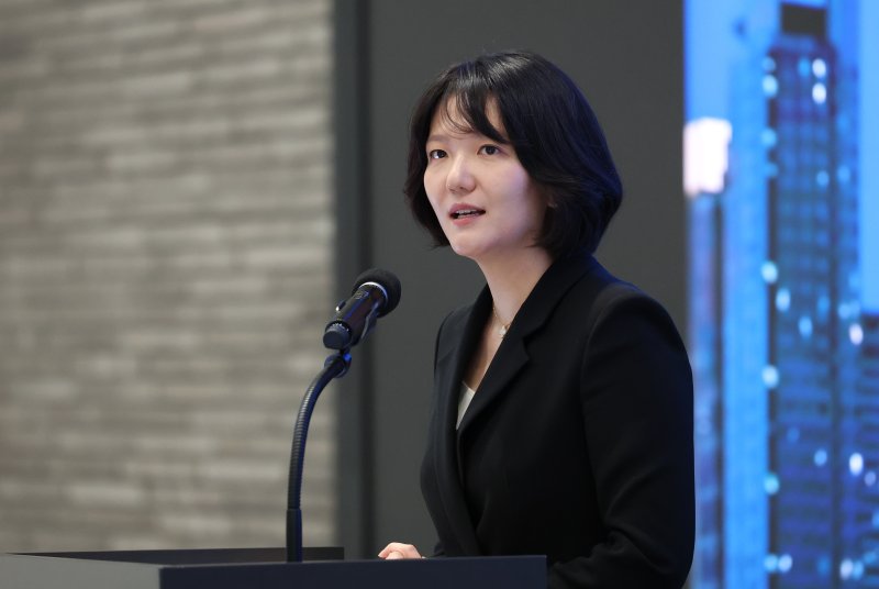 최수연 네이버 대표가 19일 오전 경기 성남시 분당구 네이버 1784에서 열린 AI 산업 발전을 위한 현장 소통 간담회에서 환영사를 하고 있다. 2025.2.19/뉴스1 ⓒ News1 김영운 기자