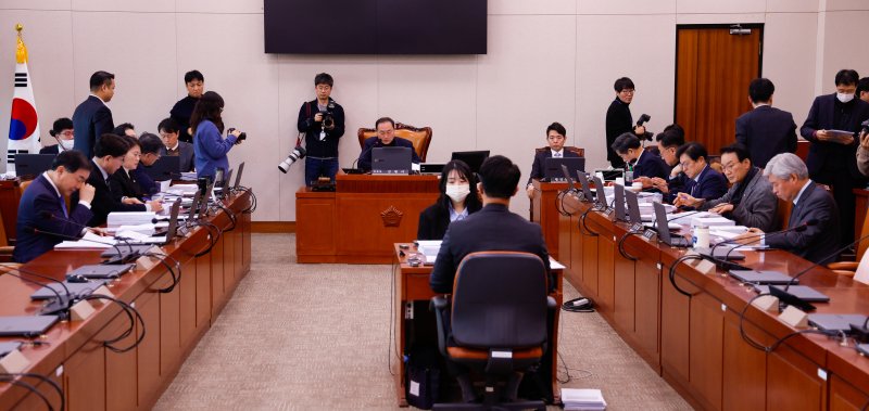 17일 서울 여의도 국회 산업통상자원중소벤처기업위원회에서 열린 제422회국회(임시회) 제1차 산업통상자원특허소위원회에서 김원이 소위원장이 반도체 특별법, 에너지 3법 등 논의를 위해 회의를 주재하고 있다. 2025.2.17/뉴스1 ⓒ News1 안은나 기자