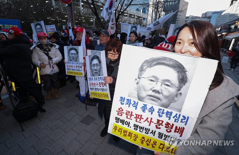 윤 대통령 지지자들, 문형배 대행 집 앞 몰려가 시위 (출처=연합뉴스)