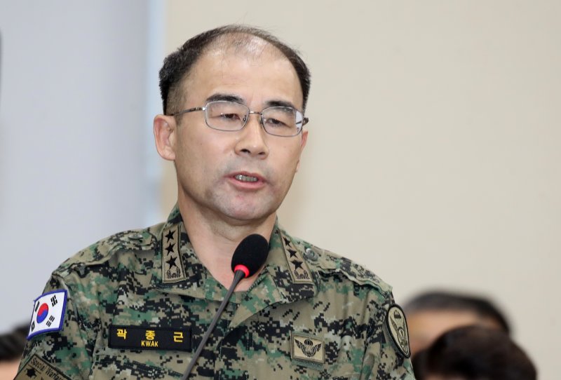 곽종근 특수전사령관이 10일 오후 서울 여의도 국회 국방위원회에서 열린 계엄 관련 긴급 현안질의에서 성일종 위원장의 질의에 답하고 있다. 2024.12.10/뉴스1 ⓒ News1 이광호 기자