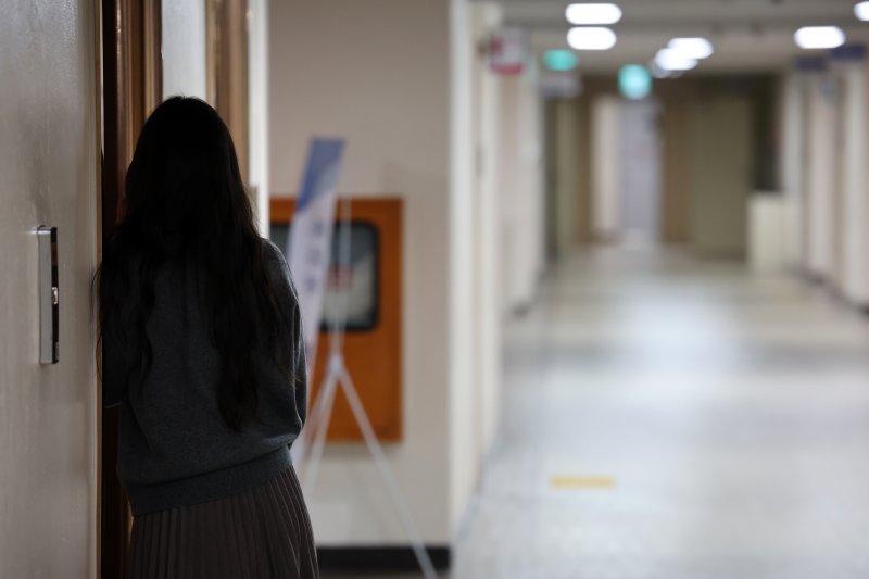 [서울=뉴시스] 배훈식 기자 = 지난 3일 오후 서울 종로구 정부서울청사 복도에서 한 공무원이 통화를 하고 있다. 2025.02.03. dahora83@newsis.com