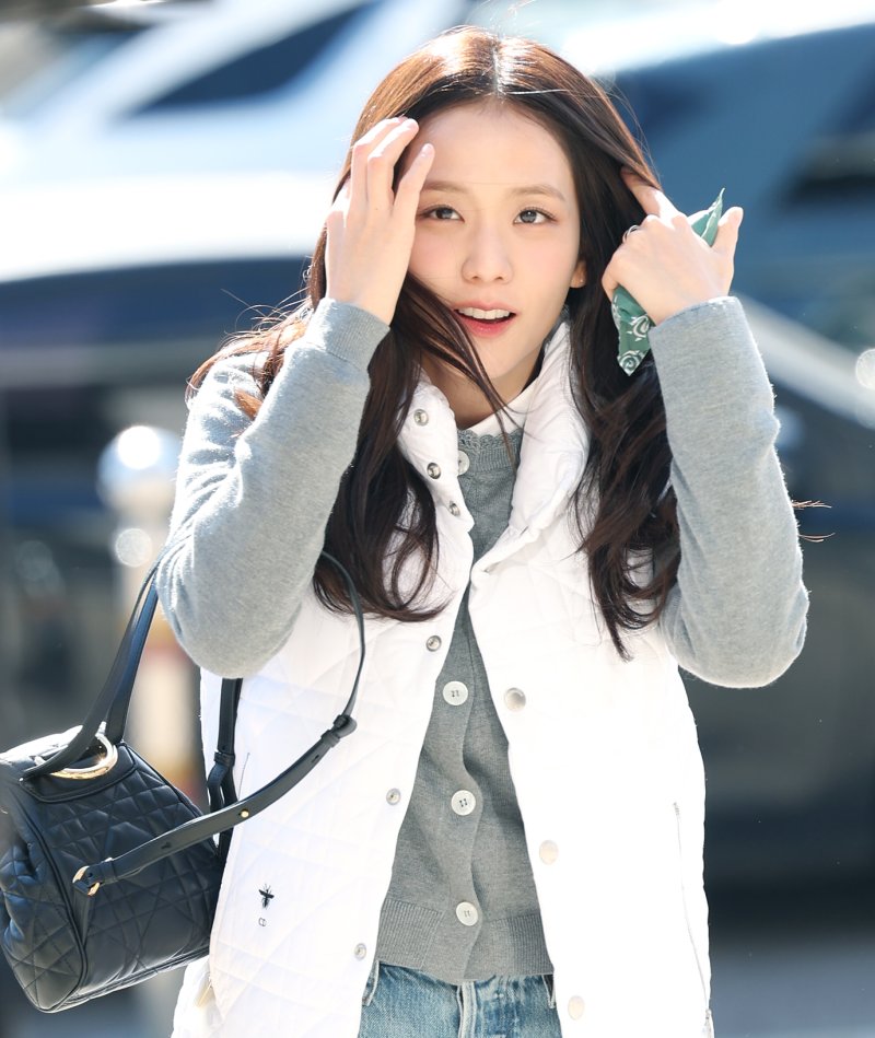 블랙핑크 지수가 라디오 ‘박명수의 라디오쇼’를 위해 19일 오전 서울 영등포구 KBS 본관에 도착해 스튜디오로 이동하고 있다. ⓒ News1 권현진 기자