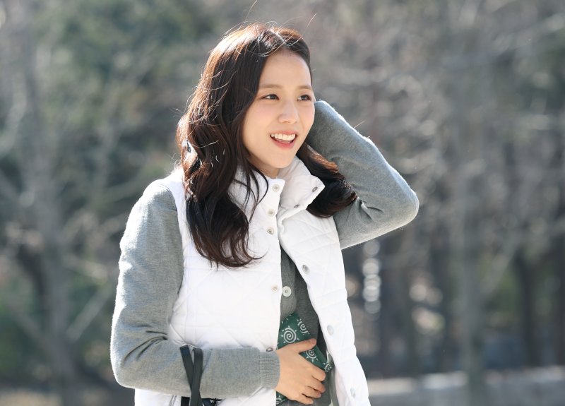블랙핑크 지수가 라디오 ‘박명수의 라디오쇼’를 위해 19일 오전 서울 영등포구 KBS 본관에 도착해 이동하고 있다. ⓒ News1 권현진 기자
