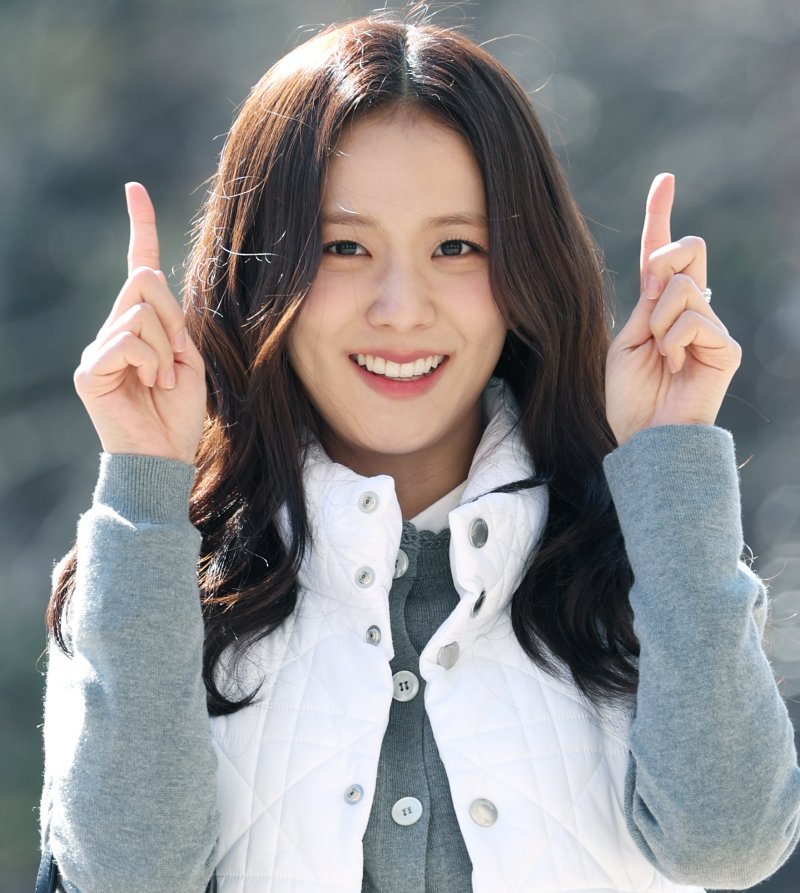 블랙핑크 지수가 라디오 ‘박명수의 라디오쇼’를 위해 19일 오전 서울 영등포구 KBS 본관에 도착해 신곡 '얼스퀘이크' 포인트 안무를 선보이고 있다. ⓒ News1 권현진 기자