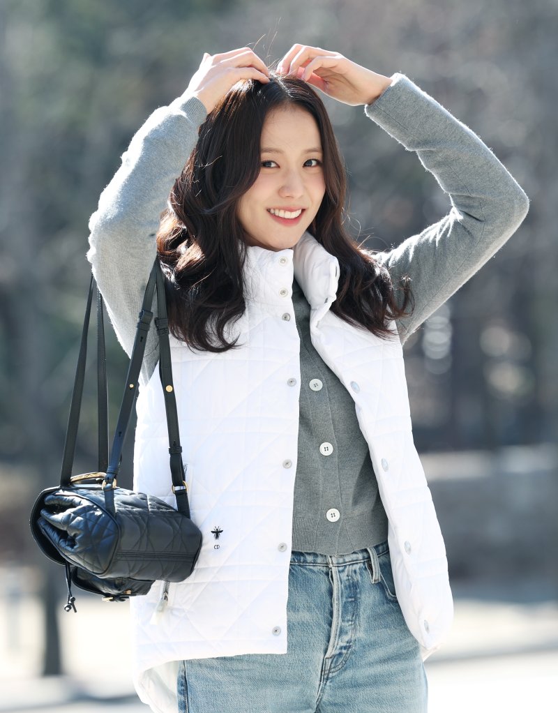 블랙핑크 지수가 라디오 ‘박명수의 라디오쇼’를 위해 19일 오전 서울 영등포구 KBS 본관에 도착해 하트로 인사를 전하고 있다. ⓒ News1 권현진 기자