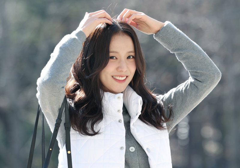 블랙핑크 지수가 라디오 ‘박명수의 라디오쇼’를 위해 19일 오전 서울 영등포구 KBS 본관에 도착해 하트 포즈를 취하고 있다. ⓒ News1 권현진 기자