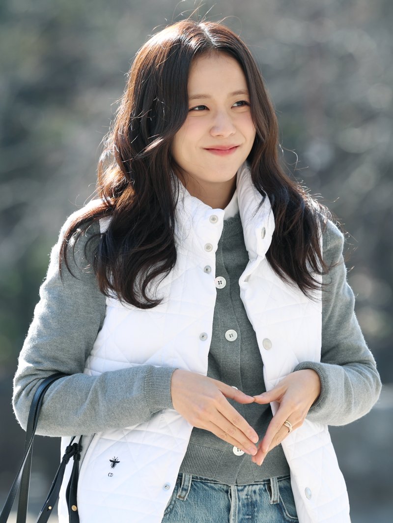 블랙핑크 지수가 라디오 ‘박명수의 라디오쇼’를 위해 19일 오전 서울 영등포구 KBS 본관에 도착해 하트를 그리고 있다. ⓒ News1 권현진 기자