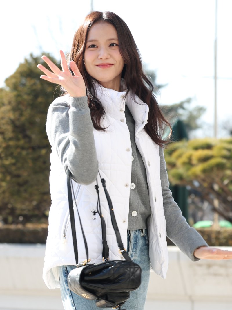 블랙핑크 지수가 라디오 ‘박명수의 라디오쇼’를 위해 19일 오전 서울 영등포구 KBS 본관에 도착해 사랑스러운 인사를 하고 있다. ⓒ News1 권현진 기자
