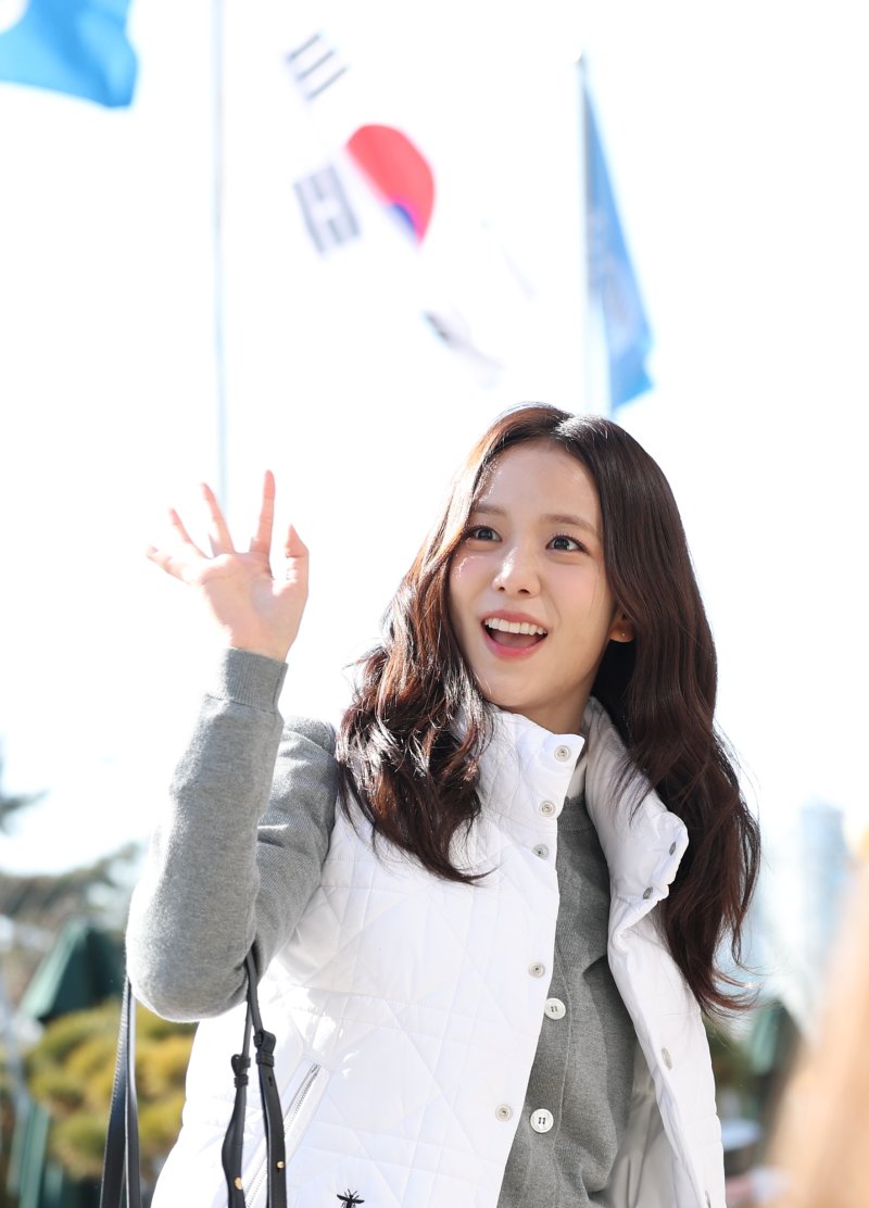 블랙핑크 지수가 라디오 ‘박명수의 라디오쇼’를 위해 19일 오전 서울 영등포구 KBS 본관에 도착해 인사를 하고 있다. ⓒ News1 권현진 기자