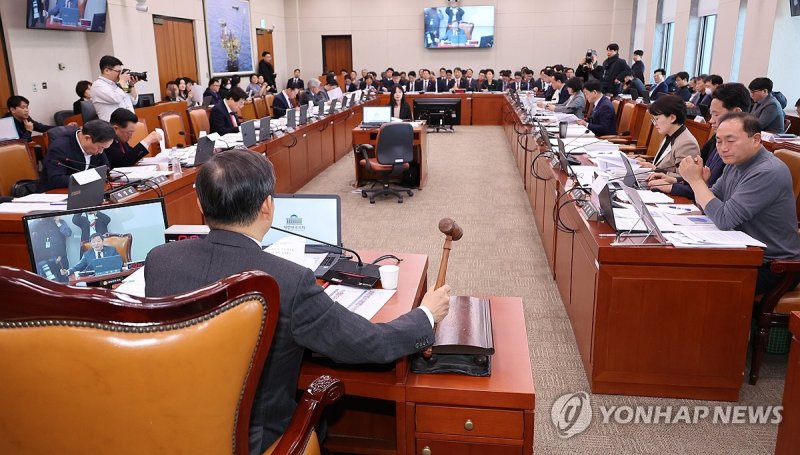 법안 상정하는 이철규 위원장 (출처=연합뉴스)