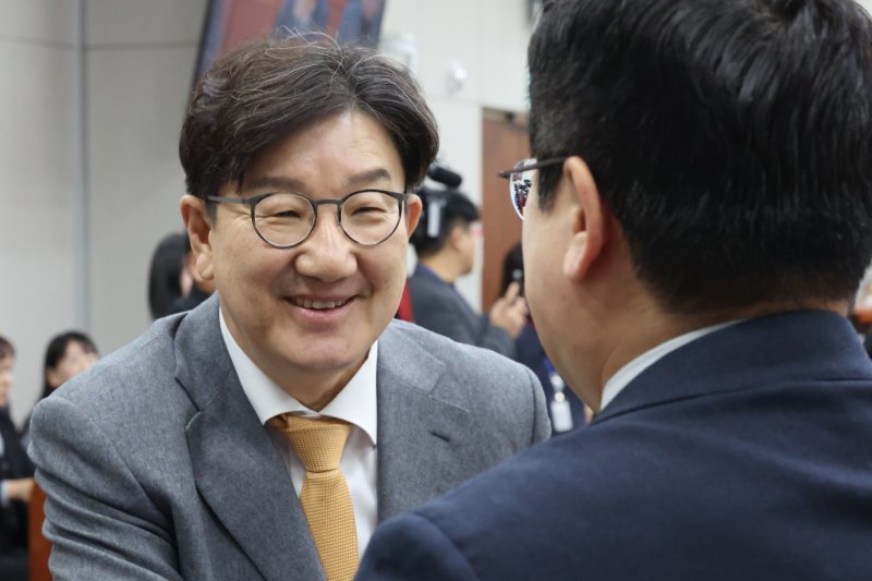 [서울=뉴시스] 권창회 기자 = 19일 오전 서울 여의도 국회에서 열린 운영위원회 전체회의에서 박찬대 운영위원장과 권성동 국민의힘 원내대표가 악수하고 있다. 2025.02.19. kch0523@newsis.com
