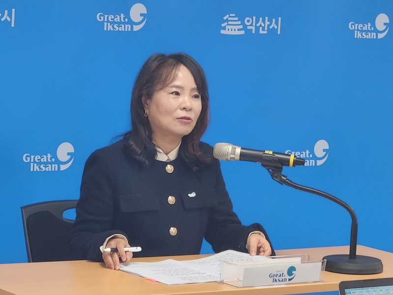 익신시 김영희 복지교육국장이 현안 브리핑을 하고 있다. (사진=익산시 제공) *재판매 및 DB 금지