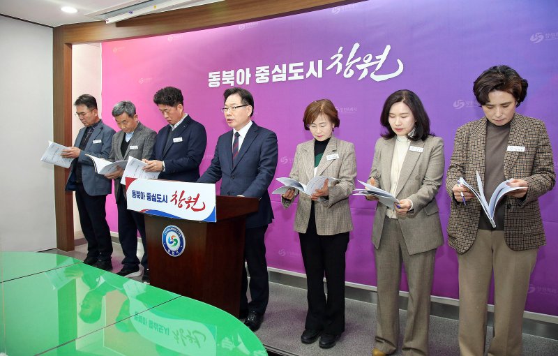 [창원=뉴시스] 강경국 기자 = 박동진 경남 창원시 마산합포구청장이 19일 창원시청 프레스센터에서 인공지능(AI) 기술을 활용한 AI 수어 통역사 합포-온(溫) 시범운영과 관련해 브리핑을 하고 있다. (사진=창원시청 제공). 2025.02.19. photo@newsis.com *재판매 및 DB 금지