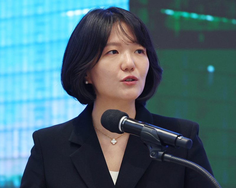 최수연 네이버 대표가 19일 경기도 성남시 네이버 1784 사옥에서 열린 국회 과학기술정보방송통신위원회(과방위) 위원들과의 간담회에서 환영사를 하고 있다. 국회 과방위 소속 여야 의원들은 이날 네이버를 찾아 국내 AI 산업 발전 방안에 대한 논의 및 현장 애로 사항 등을 청취했다. 연합뉴스.