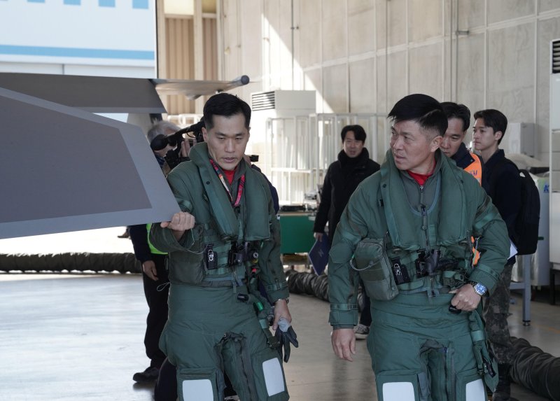 이영수 공군참모총장이 19일 경남 사천기지에서 KF-21 시험비행에 앞서 외장을 점검하고 있다. 사진=공군 제공