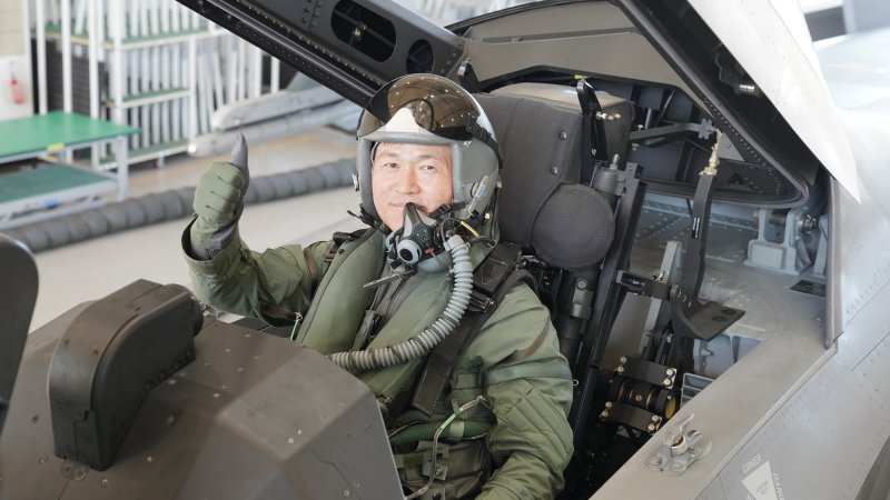 이영수 공군참모총장은 2월 19일 오전, 사천기지에서 KF-21을 탑승해 첫 시험비행을 실시했다. 사진은 KF-21에 탑승한 이 총장이 엄지를 치켜 세우고 있는 모습. 사진=공군 제공